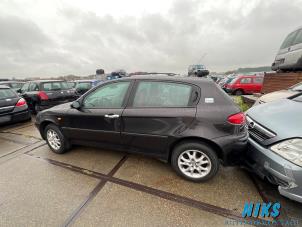 Alfa Romeo 147 1.6 HP Twin Spark 16V Vehículo de desguace (2003, Negro)