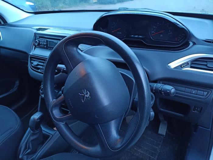 Peugeot 208 I 1.0 Vti 12V PureTech Schrottauto (2013, Weiß)