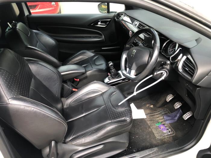 Citroen DS3 1.6 16V VTS THP 155 Schrottauto (2012, Weiß)