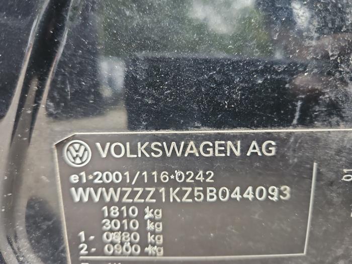 Volkswagen Golf V 1.6 FSI 16V Salvage vehicle (2004, Black)