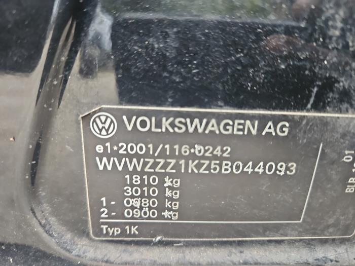 Volkswagen Golf V 1.6 FSI 16V Salvage vehicle (2004, Black)