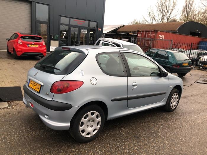 Peugeot 206 1.4 16V Skrotfordon (2003, GRIJS)