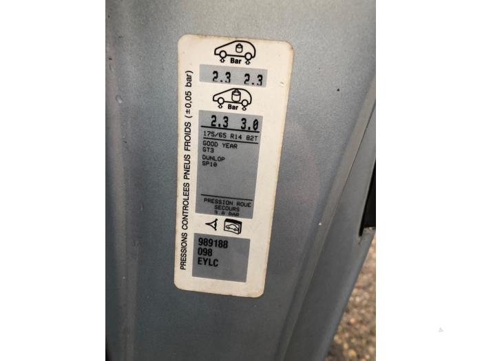 Peugeot 206 1.4 16V Skrotfordon (2003, GRIJS)