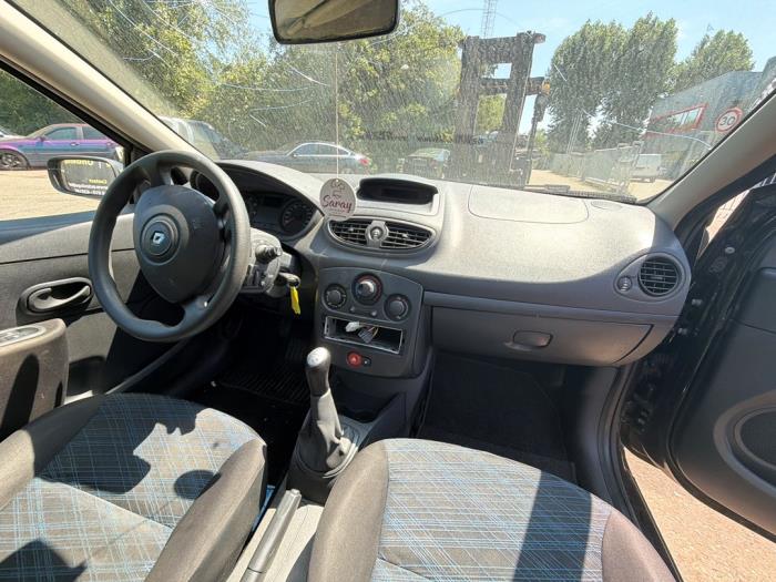 Renault Clio III 1.2 16V 75 Samochód złomowany (2008, Czarny)