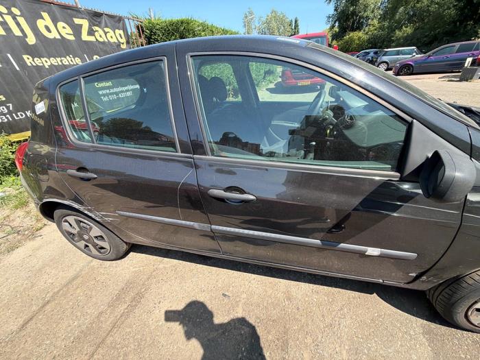 Renault Clio III 1.2 16V 75 Samochód złomowany (2008, Czarny)