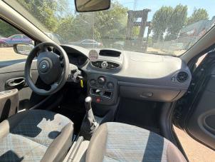 Renault Clio III 1.2 16V 75 Samochód złomowany (2008, Czarny)