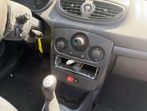 Renault Clio III 1.2 16V 75 Samochód złomowany (2008, Czarny)