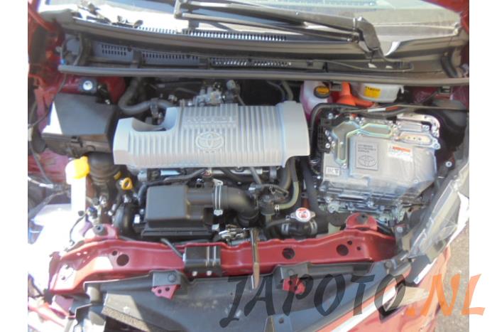 Toyota Yaris III 1.5 16V Hybrid Salvage vehicle (2017, Red)