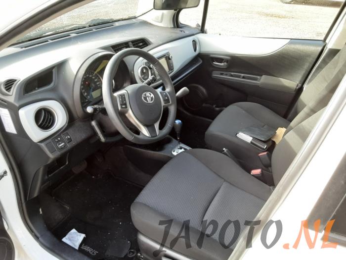 Toyota Yaris III 1.5 16V Hybrid Épave (2014, Blanc)