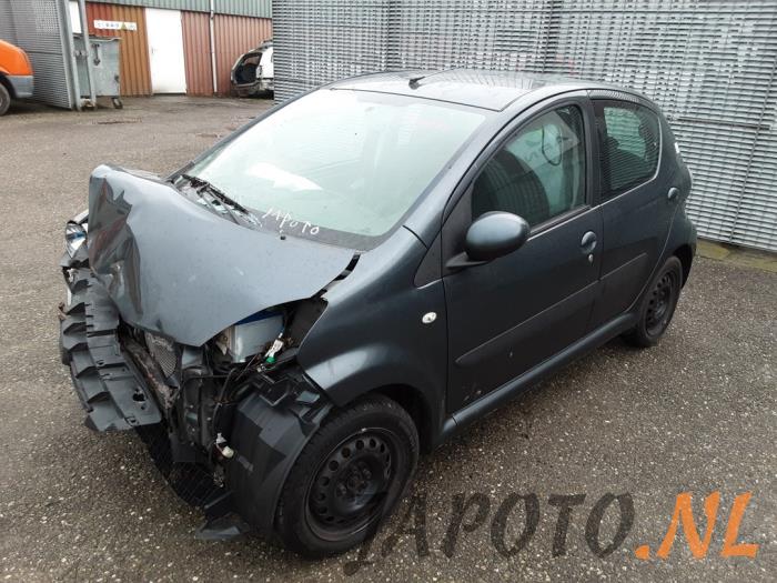 Toyota Aygo 1.0 12V VVT-i Skrotfordon (2009, GRIJS)