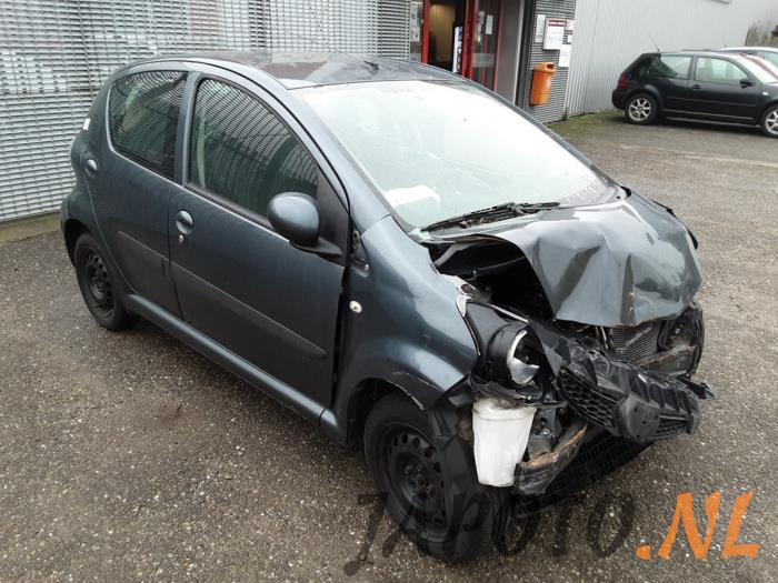 Toyota Aygo 1.0 12V VVT-i Skrotfordon (2009, GRIJS)