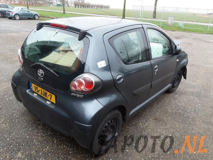 Toyota Aygo 1.0 12V VVT-i Skrotfordon (2009, GRIJS)