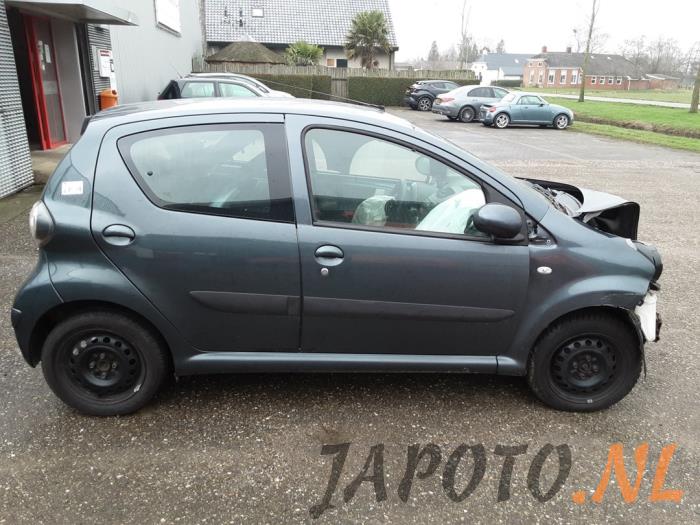 Toyota Aygo 1.0 12V VVT-i Skrotfordon (2009, GRIJS)