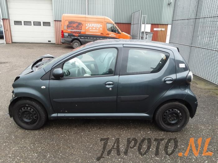 Toyota Aygo 1.0 12V VVT-i Skrotfordon (2009, GRIJS)