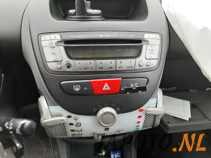 Toyota Aygo 1.0 12V VVT-i Skrotfordon (2009, GRIJS)