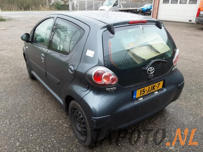 Toyota Aygo 1.0 12V VVT-i Skrotfordon (2009, GRIJS)