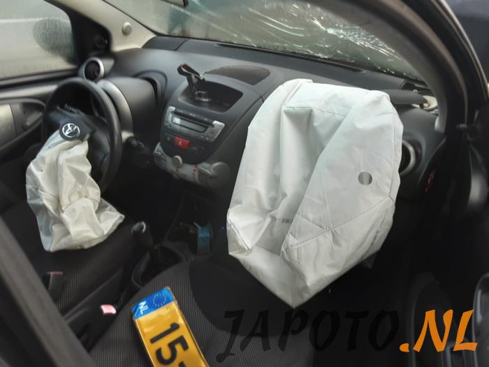 Toyota Aygo 1.0 12V VVT-i Skrotfordon (2009, GRIJS)