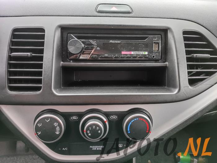 Kia Picanto 1.0 12V Samochód złomowany (2011, Czarny)