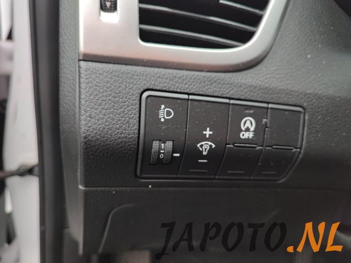 Hyundai i30 Wagon 1.6 CRDi Blue Drive 16V VGT Schrottauto (2015, Weiß)