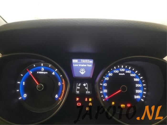 Hyundai i30 Wagon 1.6 CRDi Blue Drive 16V VGT Salvage vehicle (2015, White)