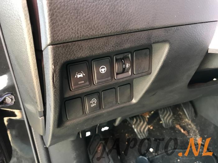 Nissan Qashqai 1.3 DIG-T 140 16V Samochód złomowany (2019, Czarny)