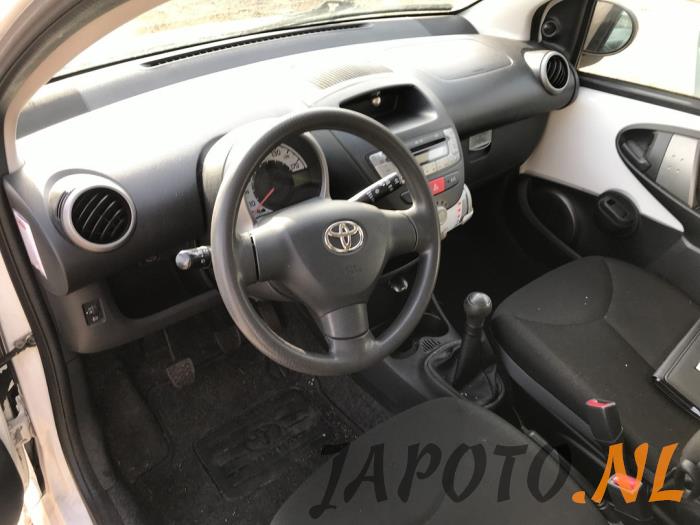 Toyota Aygo 1.0 12V VVT-i Schrottauto (2013, Weiß)