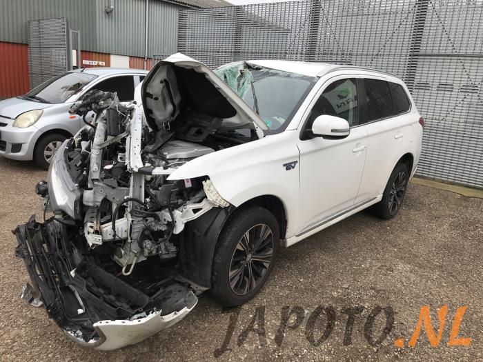 Mitsubishi Outlander 2.0 16V PHEV 4x4 Salvage vehicle (2018, White)