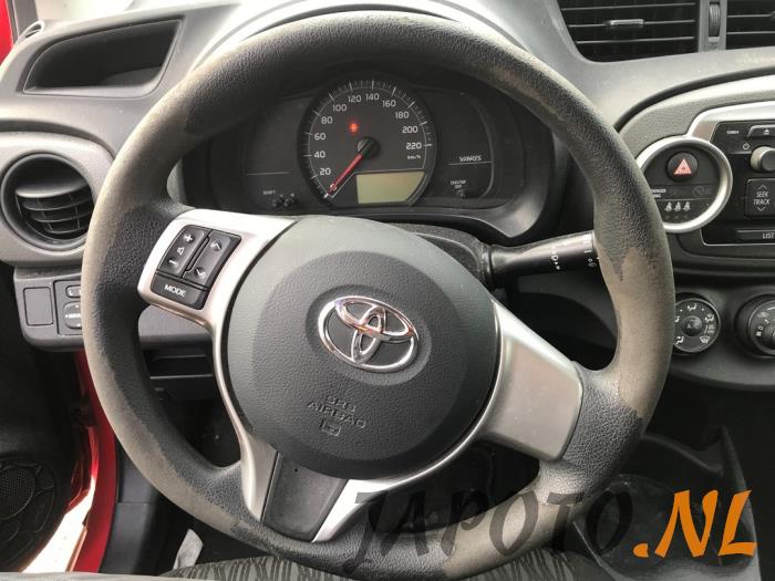 Toyota Yaris III 1.4 D-4D-F Samochód złomowany (2013, Czerwony)