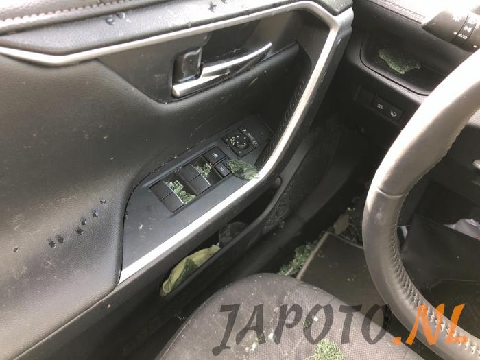 Toyota RAV4 2.5 Hybrid 16V AWD Vehículo de desguace (2019, Negro)