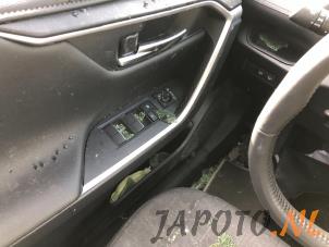 Toyota RAV4 2.5 Hybrid 16V AWD Vehículo de desguace (2019, Negro)