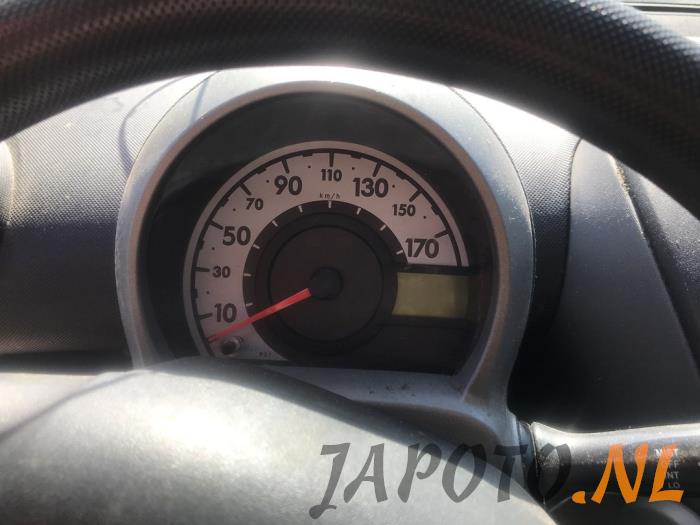 Toyota Aygo 1.0 12V VVT-i Schrottauto (2011, Metallic, Grau)