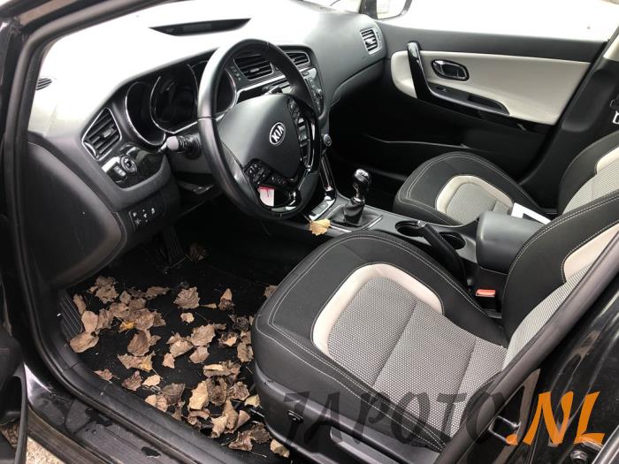 Kia Cee'd Sportswagon 1.6 GDI 16V Samochód złomowany (2015, Metalik, Czarny)