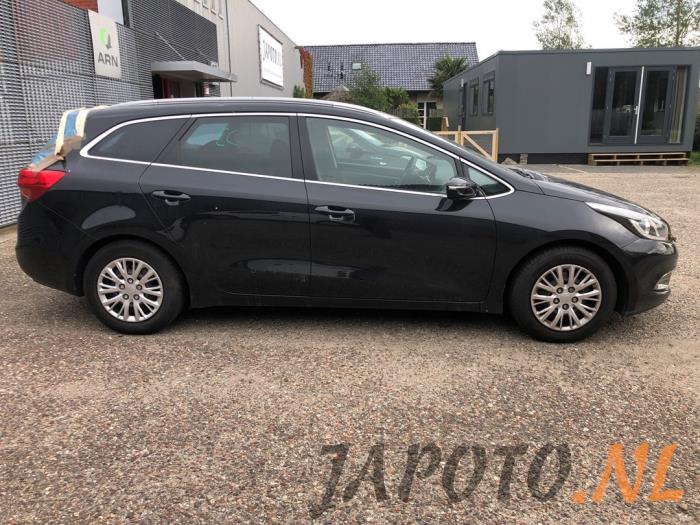 Kia Cee'd Sportswagon 1.6 GDI 16V Samochód złomowany (2015, Metalik, Czarny)