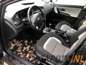 Kia Cee'd Sportswagon 1.6 GDI 16V Samochód złomowany (2015, Metalik, Czarny)