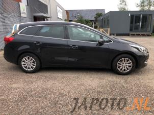 Kia Cee'd Sportswagon 1.6 GDI 16V Samochód złomowany (2015, Metalik, Czarny)