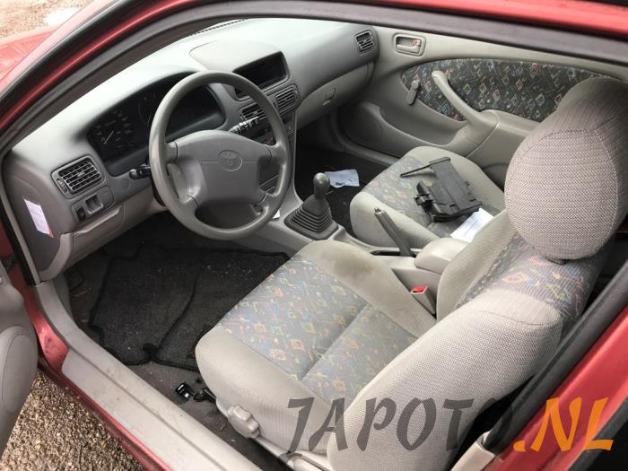 Toyota Corolla 1.6 16V Épave (1998, Rouge)
