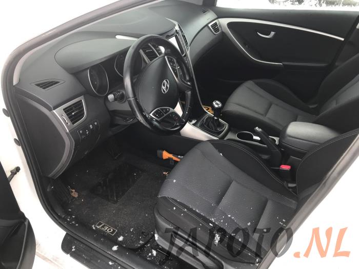 Hyundai i30 Wagon 1.6 GDI Blue 16V Épave (2015, Blanc)