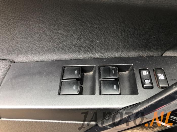 Toyota Auris Touring Sports 1.8 16V Hybrid Samochód złomowany (2015, Czarny)