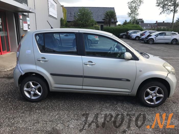 Daihatsu Sirion 2 1.3 16V DVVT Épave (2005, Beige)