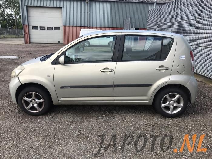 Daihatsu Sirion 2 1.3 16V DVVT Épave (2005, Beige)