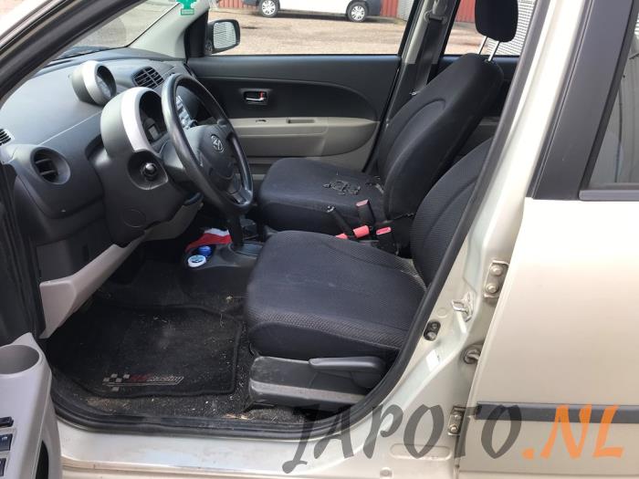 Daihatsu Sirion 2 1.3 16V DVVT Épave (2005, Beige)