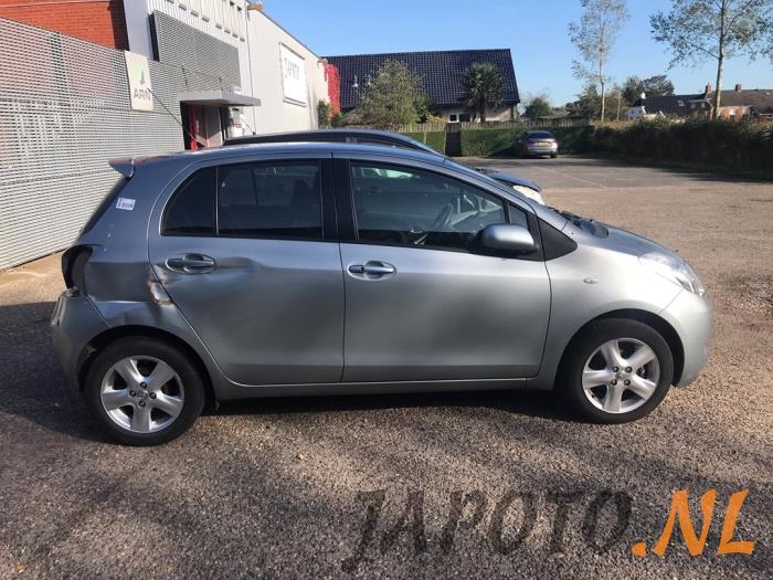 Toyota Yaris II 1.3 16V VVT-i Épave (2006, Gris)