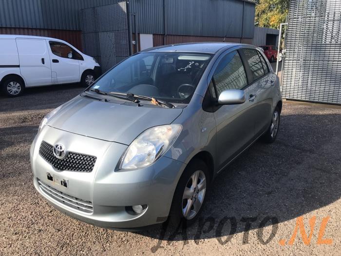 Toyota Yaris II 1.3 16V VVT-i Épave (2006, Gris)