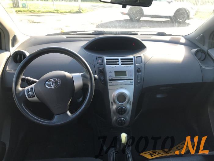 Toyota Yaris II 1.3 16V VVT-i Épave (2006, Gris)