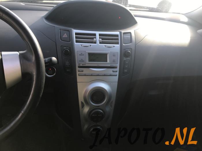 Toyota Yaris II 1.3 16V VVT-i Épave (2006, Gris)