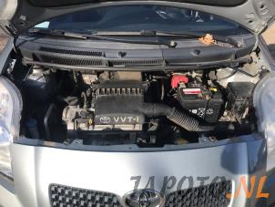 Toyota Yaris II 1.3 16V VVT-i Épave (2006, Gris)