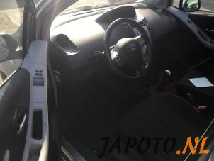 Toyota Yaris II 1.3 16V VVT-i Épave (2006, Gris)