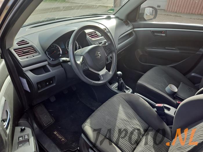 Suzuki Swift 1.2 16V Épave (2012, Noir)