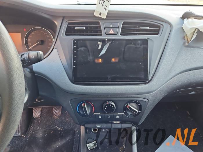 Hyundai i20 1.2i 16V Schrottauto (2017, Weiß)