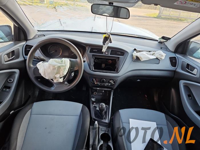 Hyundai i20 1.2i 16V Schrottauto (2017, Weiß)